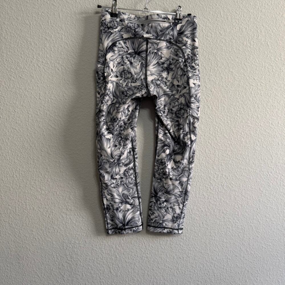 Lululemon Speed Up Crop 21" Light Garden White Black Leggings Size 4 Luxtreme - Picture 6 of 10